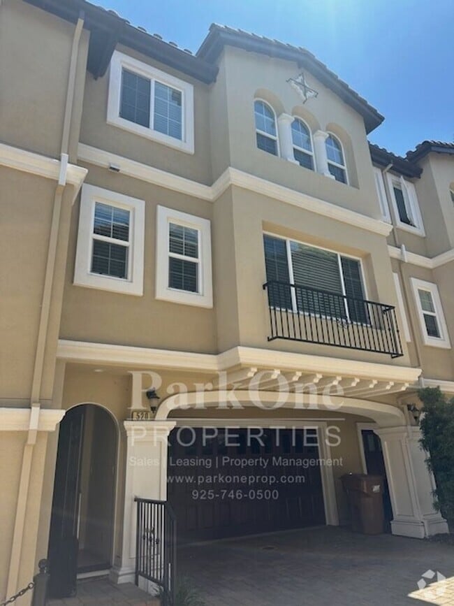 Building Photo - Nicely Updated Townhouse Close to Downtown