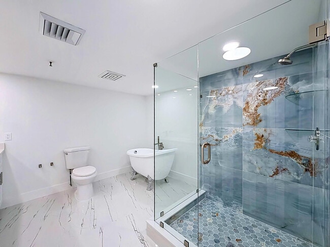 Building Photo - 2480 Presidential Way Unit 902