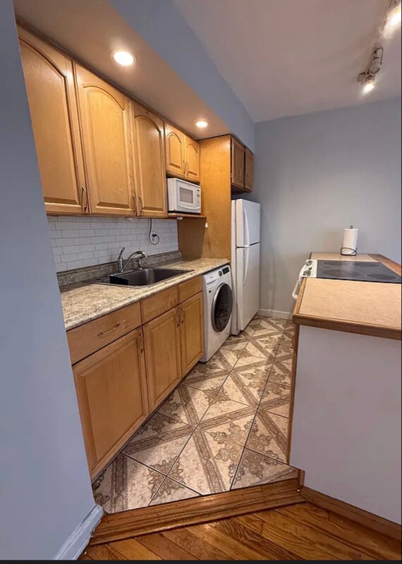 Photo - 40-31 202nd St