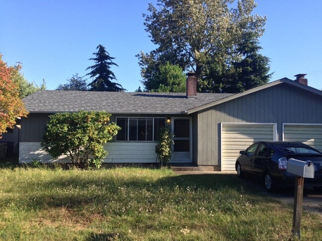 Building Photo - 820 NE Woodcrest Ave