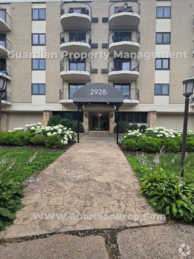 Building Photo - Dean Parkway  2bd-2ba Condo, Hardwood Floo... Unit 2J