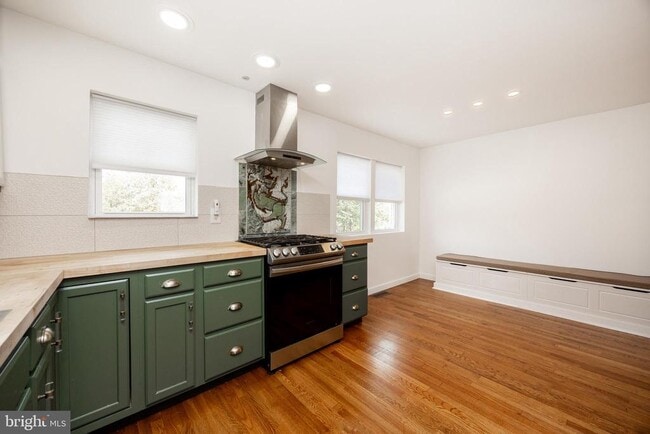 Photo - 353 William St