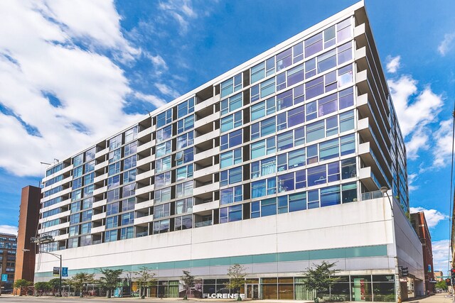 Building Exterior - Day - 630 N Franklin St Unit 501