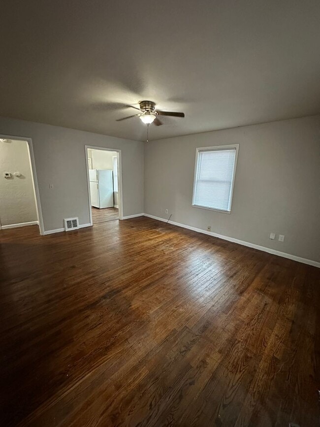 Building Photo - 2 Bedroom 1 Bathroom Duplex