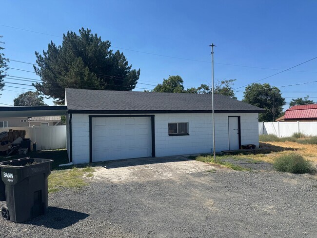 Photo - 121 Poplar St