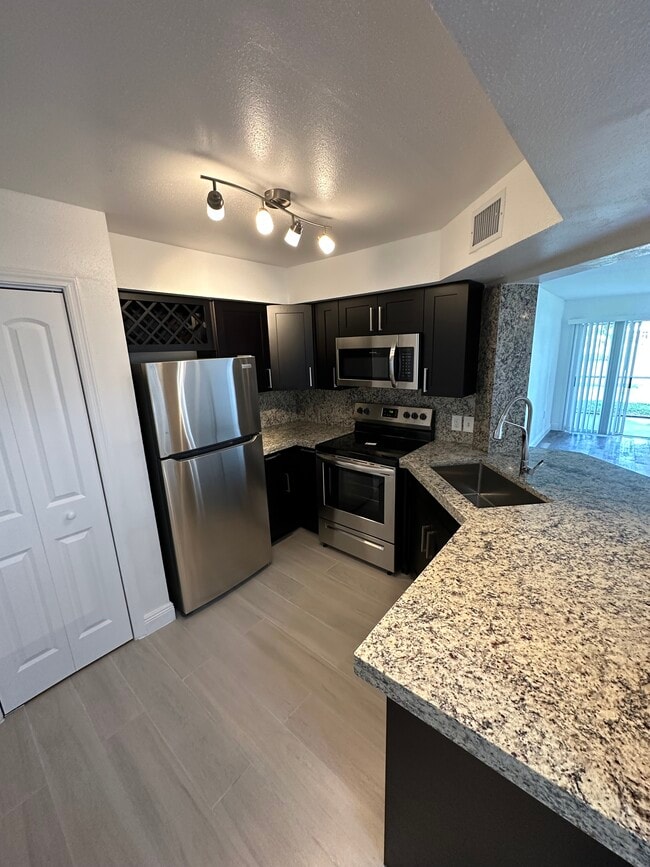 Building Photo - 2341 NW 33rd St Unit 406