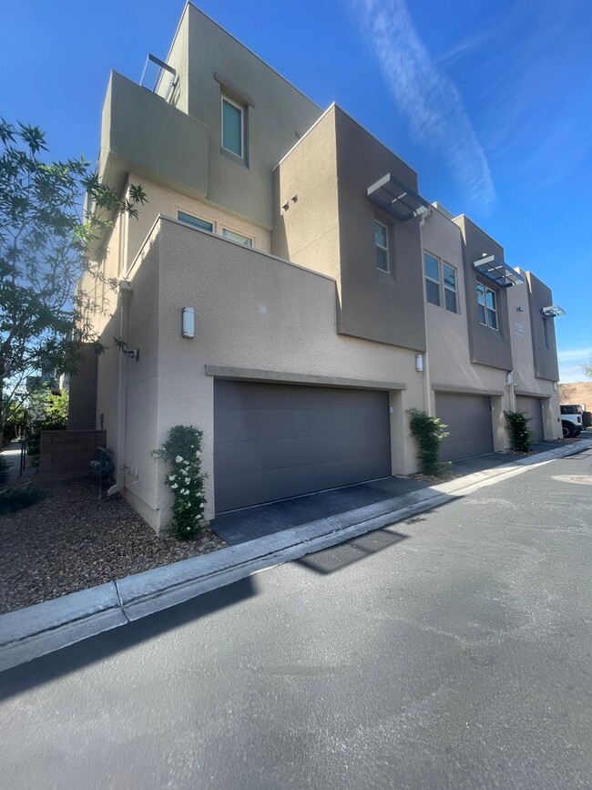 This spectacular 3-bed condo located acros... - This spectacular 3-bed condo located acros...