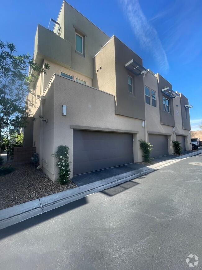 Building Photo - This spectacular 3-bed condo located acros...