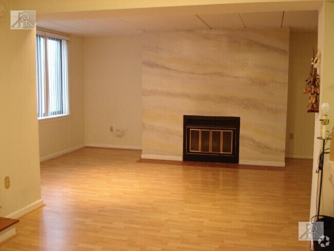 Building Photo - 2 bedroom in Allston MA 02134 Unit 314 Rental
