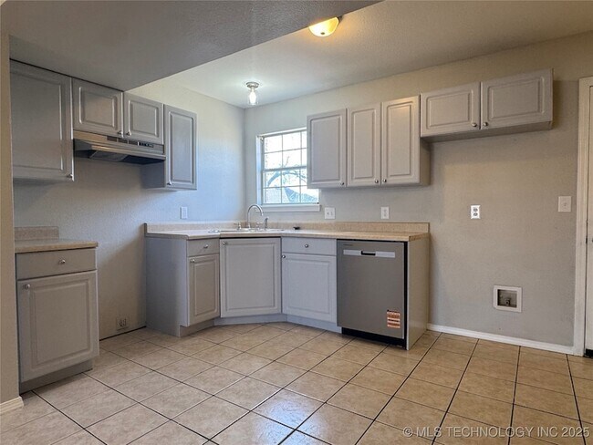 Photo - 14246 S Hickory St