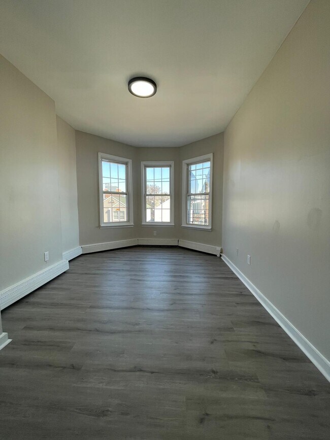 137 Wilkinson Ave 3R - 128 Wilkinson Ave Unidad 3R