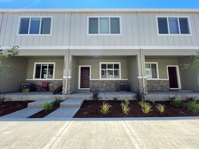 Building Photo - Modern 3-Bed, 2.5-Bath Home with Quartz Counters, Central A/C, and Prime Location!