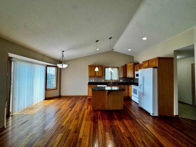 Photo - 4466-4435 35 St NW