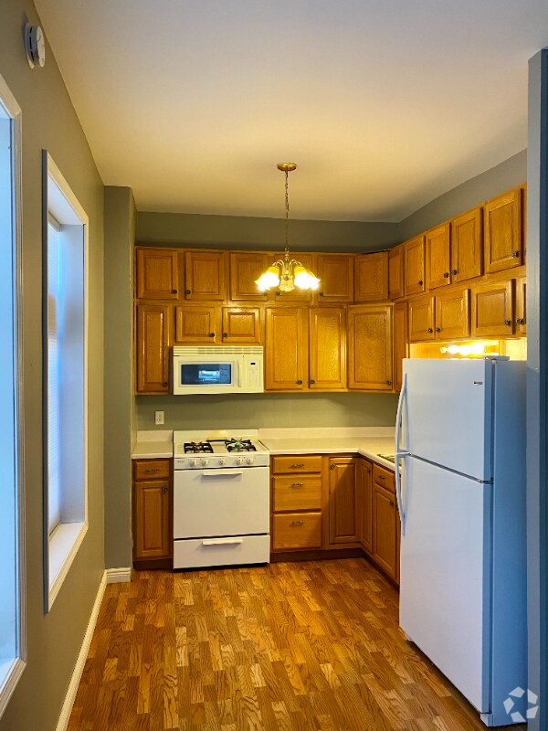 Building Photo - 527 Main St Rental