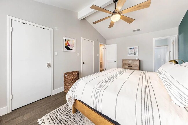 Photo - 324 E 35th St