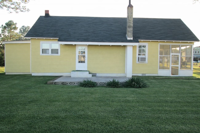 Building Photo - Water-Front Living