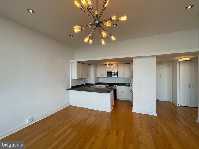 Photo - 285 St James Pl Unit PH3