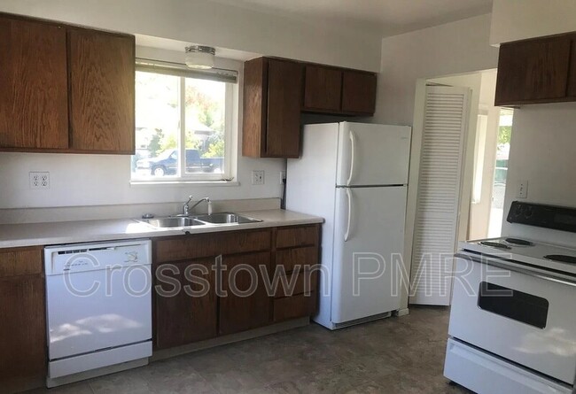 Photo - 1235-1235 32nd St
