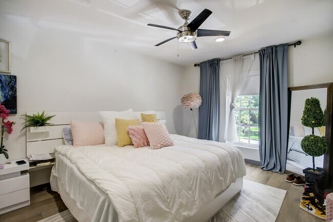 Photo - 1410 Hyde Park Blvd Unit 212