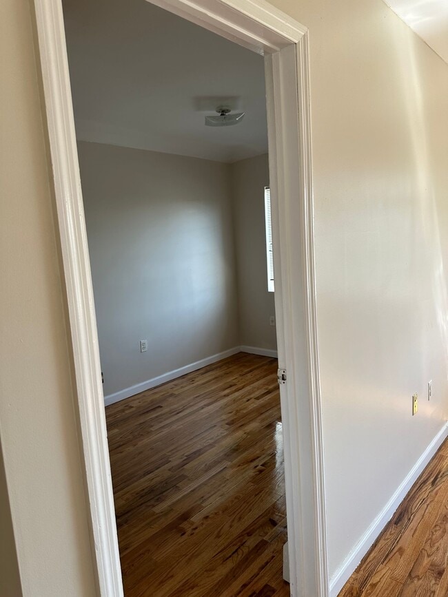 Building Photo - 2861 Grace Ave Unit Apt 1