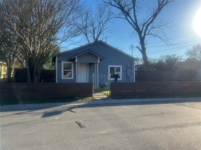 Building Photo - 241 W Benbo St