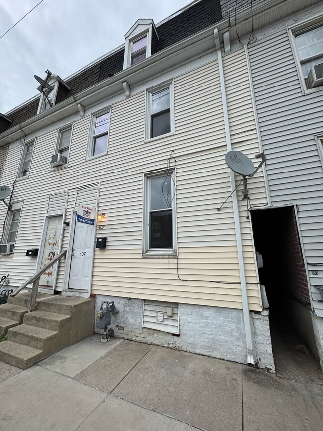 Building Photo - 407 N Queen St Rental