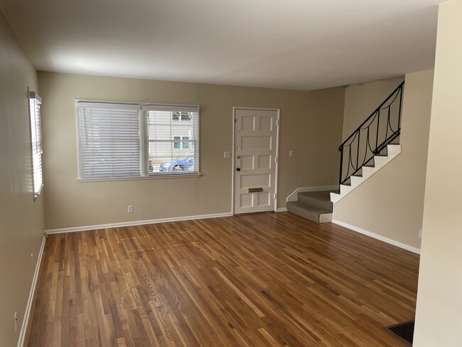 Building Photo - 2109 10th St Rental
