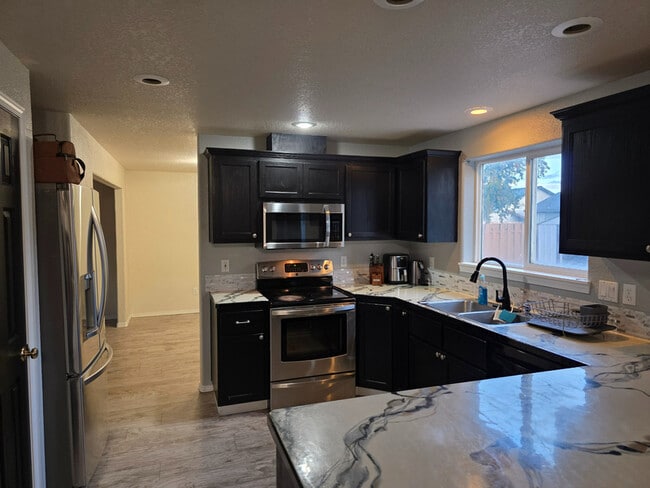 Photo - 725 NE Negus Pl