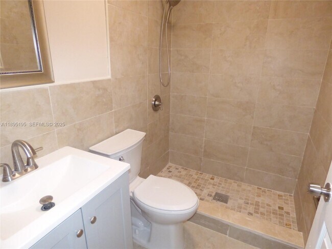 Photo - 19121 NE Miami Ct Unit 2