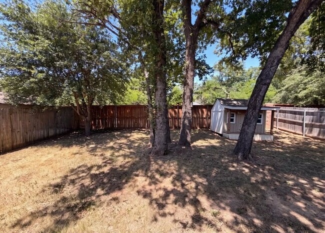 Building Photo - 1108 Edgewater Dr