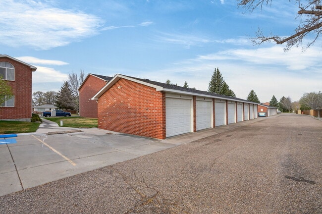 detached garage included - 4502 E 12th St Unit 2