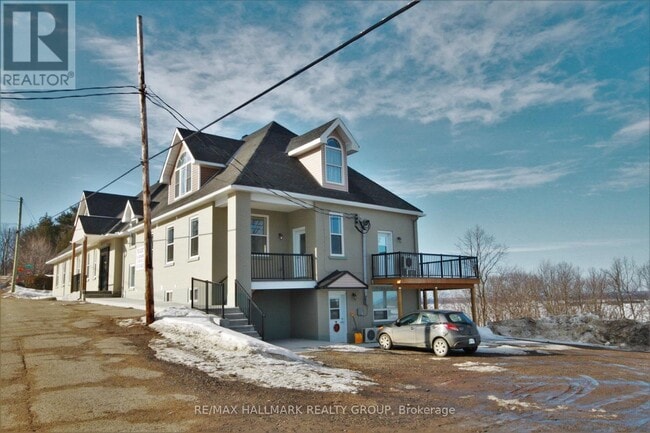 Photo - 768 Usborne St