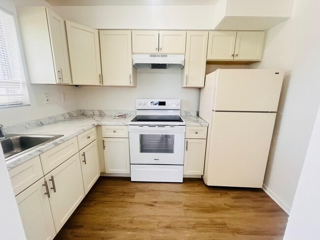 Building Photo - 1241 W River Dr Unit 1