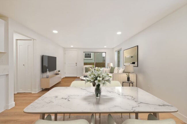 Photo - Greenlake Remodel - 1 Bed / 1 Bath, In Unit Washer / Dryer Unit 7016