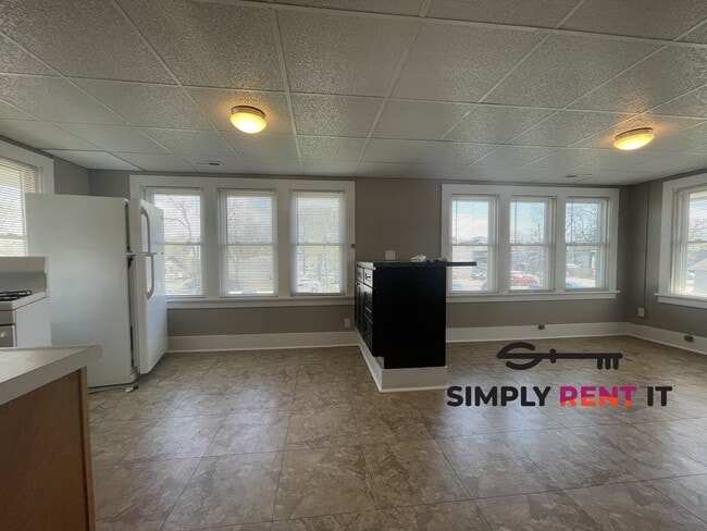Building Photo - Renovated Triplex with 2 Bedrooms On Campus! Unit 201