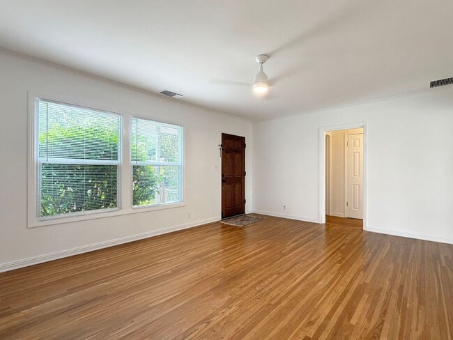 Building Photo - **5493 E 29th St Long Beach** 3 bedroom 1.5 bath Single family home !!