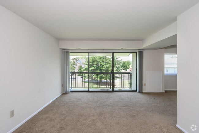 1BR, 1BA - 794SF - Living Room - The Commons at Cowan Boulevard