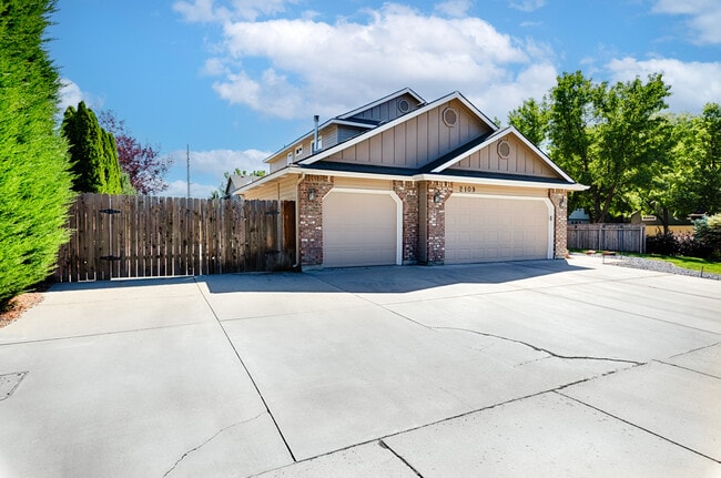 Photo - 2109 E Redwick Dr