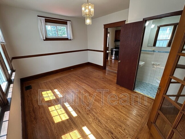 Photo - 3823 Drake Ave