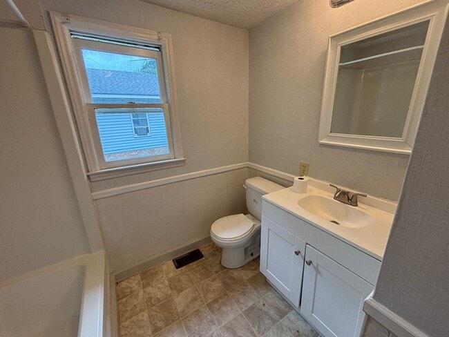 Photo - 907 Skyland St