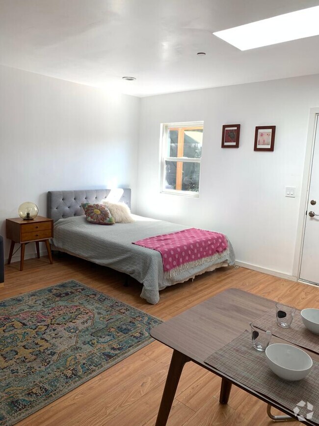 Building Photo - 2847 S Holt Ave Rental