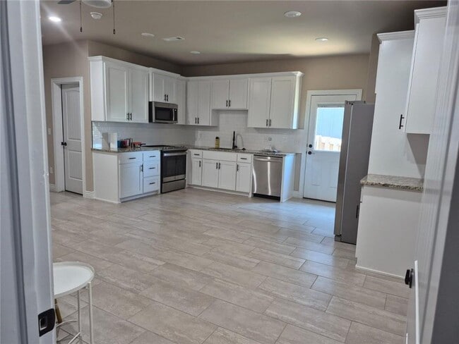 Building Photo - 2616 N Justin Dr
