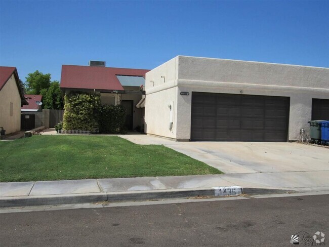 Building Photo - Central townhome with 3 bedrooms and 2 bat...