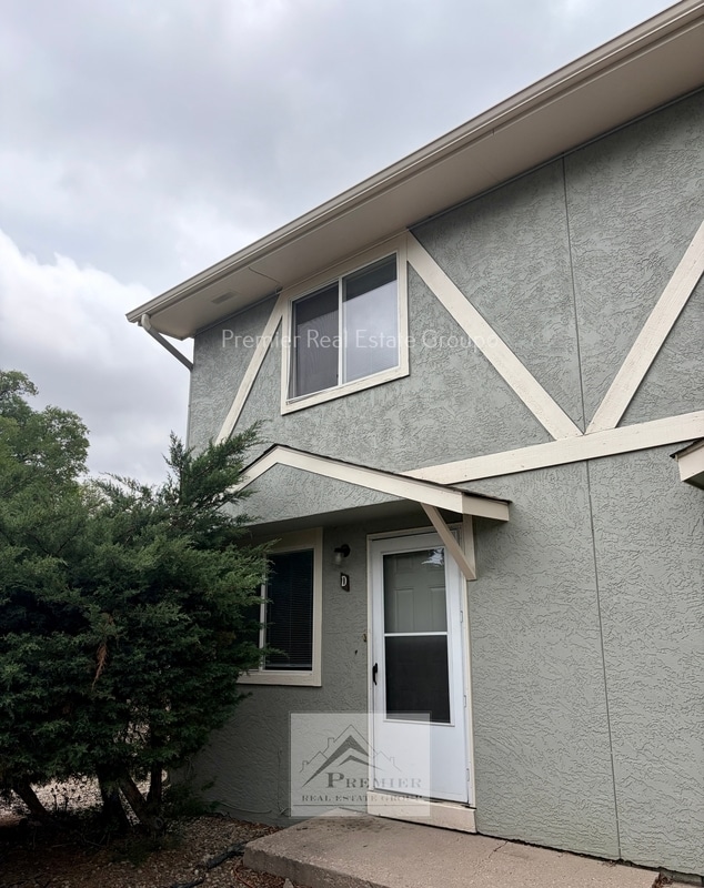 Building Photo - 1751 Shenandoah Dr Unit D