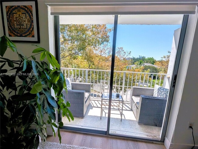 Building Photo - 445 SW 11th St Unit 408