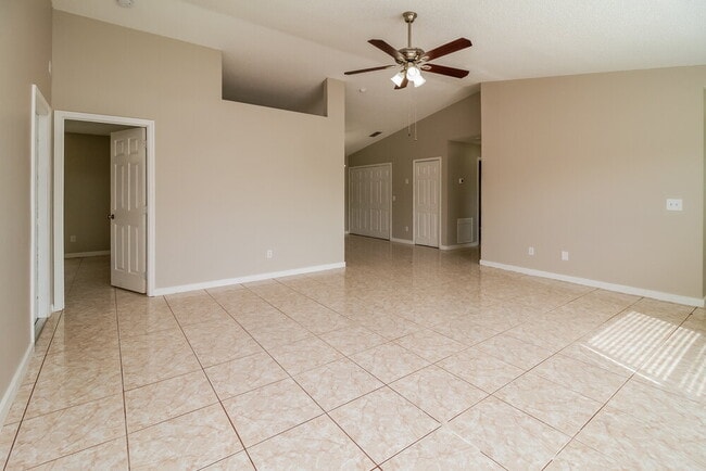 Photo - 635 Basingstoke Ct