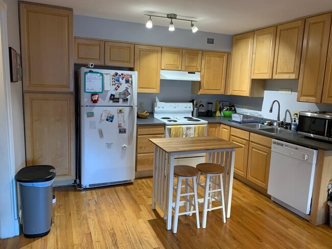 Kitchen - 925 E 8th Ave Unit 230