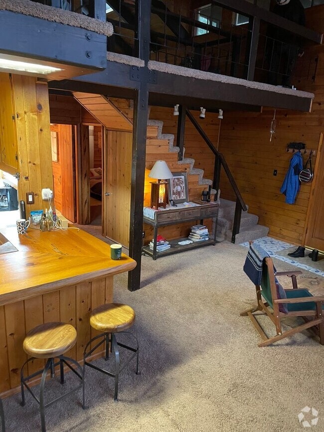 Building Photo - Great Views Large Loft