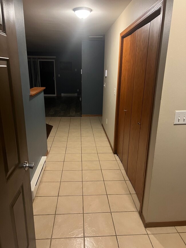 Entrando desde el garaje. El cuarto de lavado está a la derecha. - 935 Shamrock Ct Unidad 933