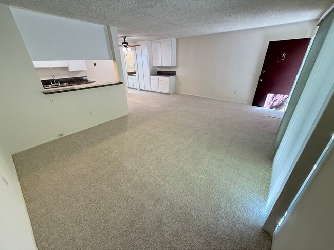 Unidad nº 8 - Sala de estar (Vista alternativa) - 3775 S Canfield Ave